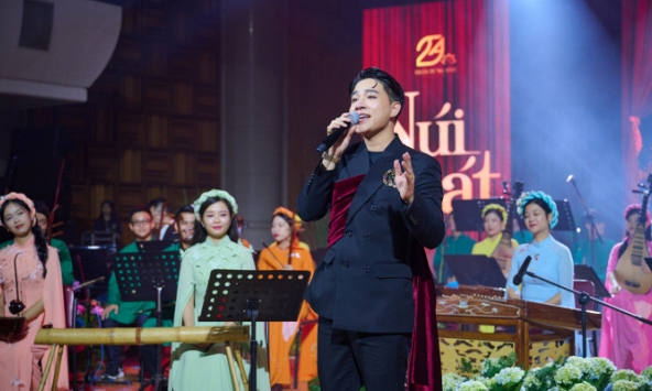 Giọng ca phi giới tính Trần Tùng Anh ra album đầu tay tặng người cha đã khuất 