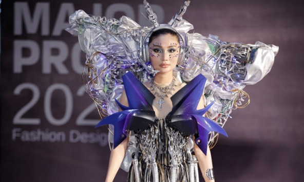 Á hậu Tuyết Nhi Võ gây ấn tượng với màn trình diễn thời trang mang thông điệp bảo vệ môi trường 