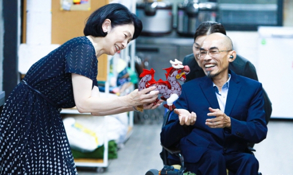 Công nương Nhật Bản học cách dùng ngôn ngữ ký hiệu giao tiếp với người khuyết tật Việt Nam