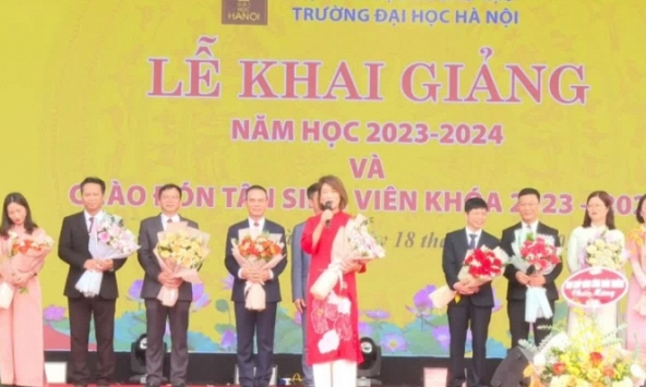 Đón tân sinh viên bằng 13 thứ tiếng khác nhau, 'đỉnh' cỡ này chỉ có thể là thầy cô HANU!