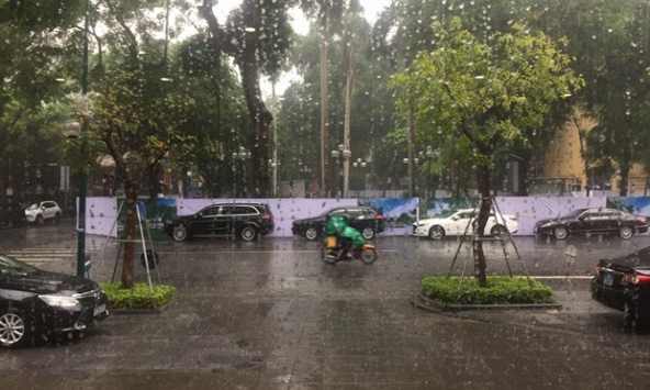 Mưa dông bao trùm cả nước, cảnh báo gió giật mạnh ở khu vực Biển Đông