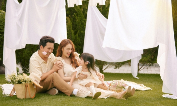 Trường Giang - Nhã Phương tung bộ ảnh kỷ niệm 5 năm ngày cưới nhưng cô con gái 4 tuổi mới là người chiếm 'spotlight'