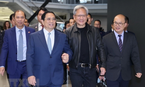 Chuyện chưa kể về cuộc làm việc đặc biệt của Thủ tướng Phạm Minh Chính và cỗ 'siêu' máy tính nặng 32kg