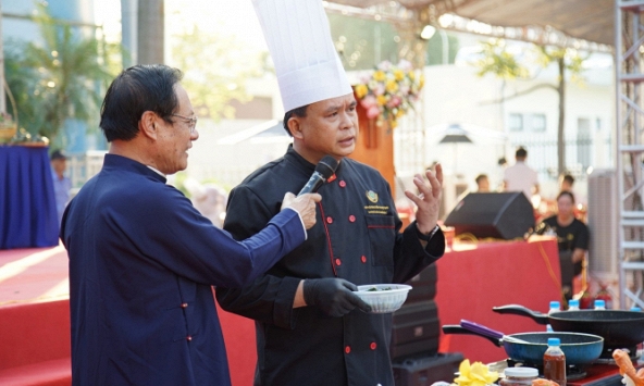 Nghệ nhân ẩm thực Lê Văn Khánh 'khoe' món cá lăng đốt trà cổ thụ shan tuyết ở Lễ hội Thành Tuyên 