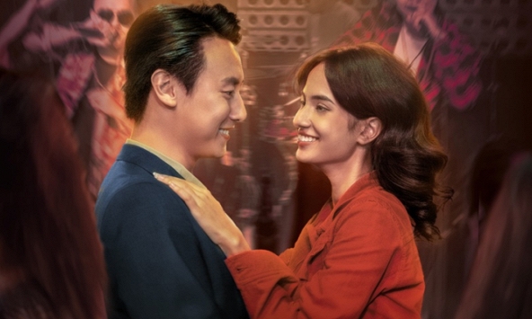 Rocker Nguyễn khoe góc nghiêng 'xịn xò', nhìn mỹ nhân lai tây Emma Lê cực tình trong 'Giao lộ 8675'