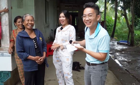 Tìm ra viên đá lạ tỏa hương trong đầu heo, chủ nhà nâng niu, hô giá 2 tỷ