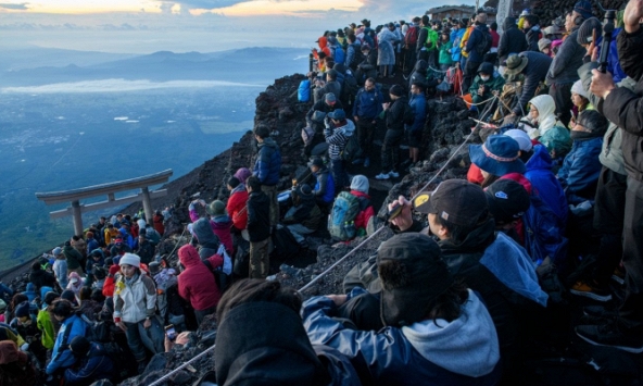 Cảnh tượng khó tin ở núi Phú Sĩ - biểu tượng của nước Nhật: Hàng triệu du khách chen chúc, rác thải ngập ngụa