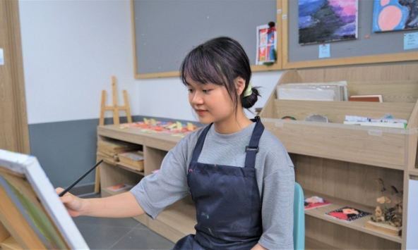 Mê vẽ từ nhỏ, nữ sinh 16 tuổi xuất sắc giành học bổng chính phủ Anh vào ngành cực khó