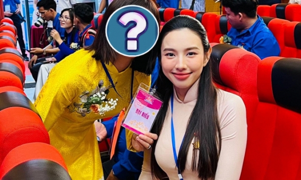 Tiền vệ ĐT Việt Nam diện áo dài, sánh vai với Hoa hậu Thùy Tiên tại Đại hội Thanh niên tiên tiến làm theo lời Bác