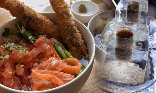 Hai món độc lạ được giới trẻ Châu Á săn lùng nhất hiện nay: mì làm từ sợi cá hồi, cà phê uống bằng đá tảng