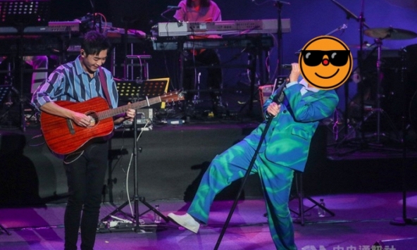 Một ca sĩ bán vé trước hẳn 1 năm chỉ dành cho các cặp đôi, đến ngày diễn ra concert… toàn ghế trống?