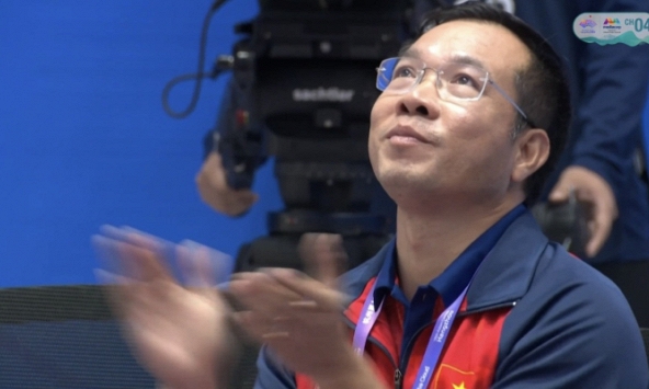 NÓNG: Việt Nam có HCV đầu tiên tại Asiad 2022, HLV Hoàng Xuân Vinh nghẹn ngào rơi lệ