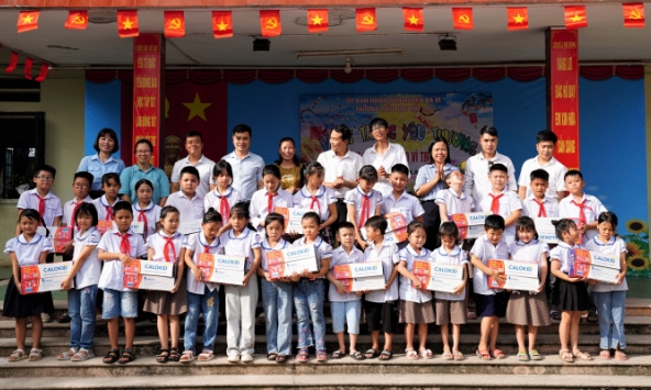 “ Vầng trăng yêu thương” Trao tặng hơn 300 phần quà cho các em học sinh có hoàn cảnh khó khăn tại Trường Tiểu học Vật Lại