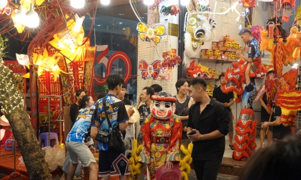 Hà Nội: Bất chấp trời mưa, nhiều người vẫn đổ về Hàng Mã, Phùng Hưng chơi Trung thu