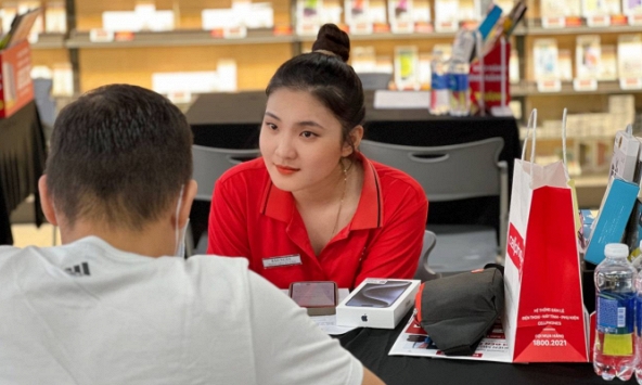 Ngày đầu mở bán sớm iPhone 15, nhiều người chọn titan tự nhiên 'quay xe', bản Plus được đón nhận tích cực