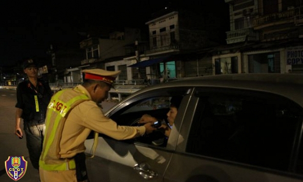 Tài xế CRV say xỉn, đấm vào ngực CSGT, giật giấy tờ khi bị lập biên bản 