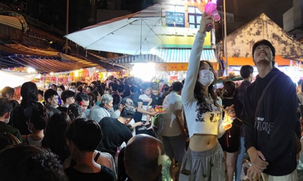 Trung thu tại TP.HCM: giới trẻ đổ xô về phố lồng đèn quận 5, người xe ken đặc khắp mọi ngóc ngách