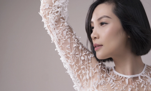 Vắng bóng đã lâu, siêu mẫu Vũ Cẩm Nhung bất ngờ tái xuất quyến rũ với áo dài 