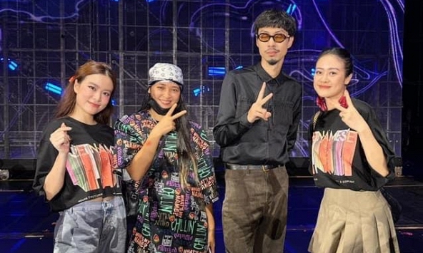 Đen Vâu và Hoàng Thuỳ Linh chung khung hình ở hậu trường, để lộ chi tiết gây chú ý giữa tin đồn cưới xin 