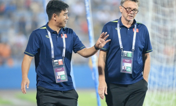 Đối đầu Trung Quốc bằng 'cú sốc', HLV Troussier sẽ sáng mắt với 'bài học thầy Park'?