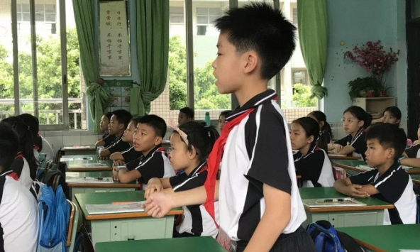 Cậu bé cấp 1 viết văn kể về 'người bạn cùng bàn vui tính', thầy giáo đọc xong phải bật cười, để lại lời phê cực hài hước