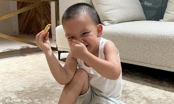 Leon nhà Hồ Ngọc Hà khiến mẹ cười không ngớt khi nói lưu loát câu này