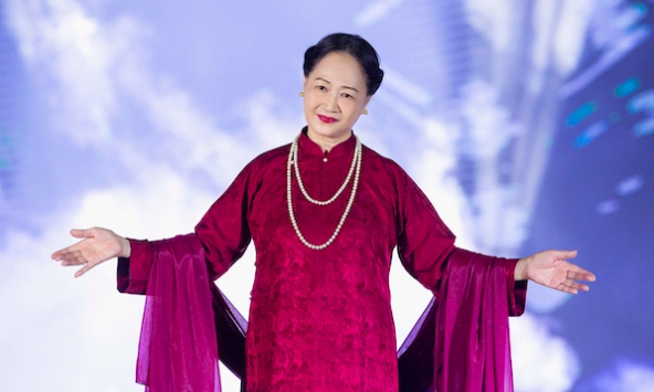 NSND Như Quỳnh diện áo dài, làm người mẫu ở tuổi 69 