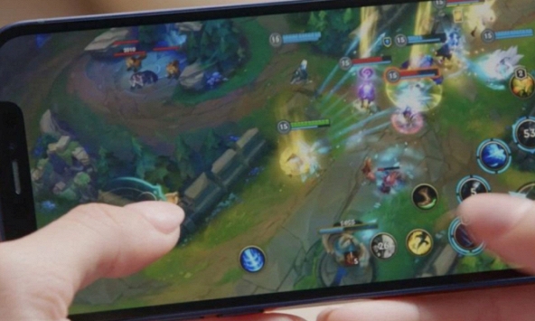 Bá đạo như game thủ Việt, dùng iPhone 'hàng cổ' vẫn đòi tải game bom tấn để trải nghiệm