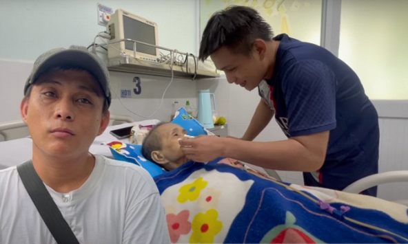 Bà lão nghèo nhặt được bé trai bị bỏ rơi trong đêm mưa, 28 năm sau được trả ơn báo đáp