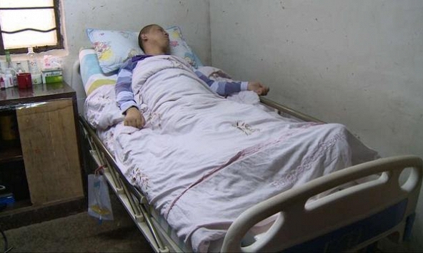 Nhà cửa luôn sạch sẽ từ ngày thuê giúp việc về chăm bố bị liệt, con gái lén về thăm bật khóc trước cảnh tượng này