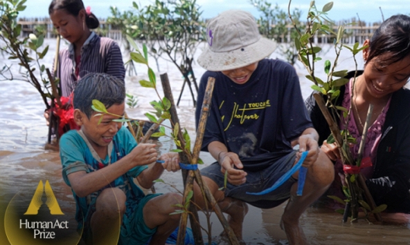 Phía sau bức vẽ cánh rừng của cậu bé lớp 4 và dòng chữ 'Không được chặt cây': Tụi em thích đi rừng đi biển lắm!