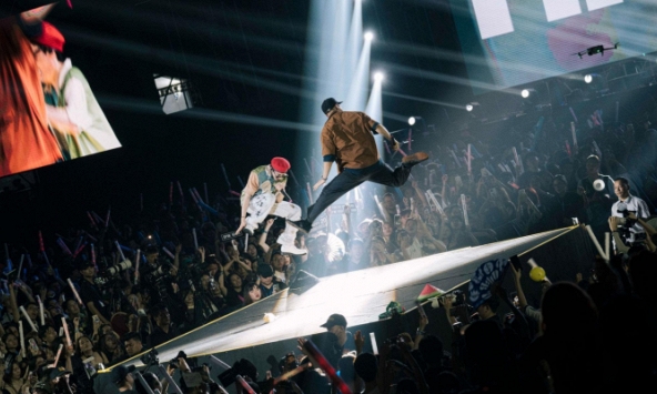 Thành viên Epik High mất 30 tiếng để tới Việt Nam, đáp máy bay là ra thẳng sân khấu và “đốt cháy' HAY FEST cùng 10 nghìn khán giả! 