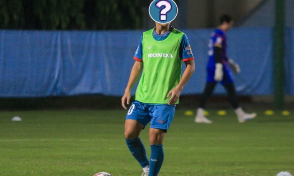 Em họ Công Phượng tập buổi đầu với ĐT Việt Nam, kỹ thuật không kém gì đàn anh