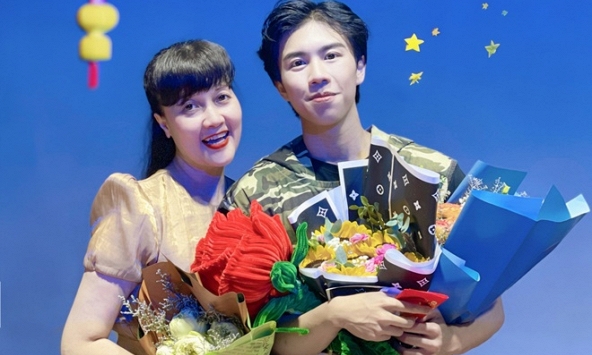 Danh hài Vân Dung tiết lộ con trai rất giống bố, mơ ước được cùng con đứng trên sân khấu Táo Quân