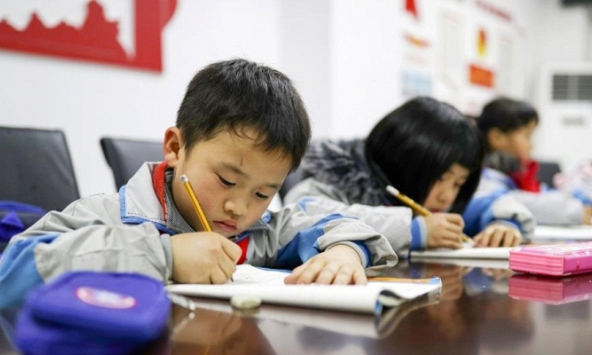 Học sinh đặt câu với từ phức khiến cô giáo tá hỏa: Mới chút tuổi mà đã triết lý thế này!