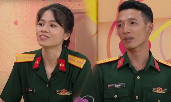 Nữ quân nhân cưới mối tình đầu, ngày hẹn hò lạnh lùng thả bạn trai giữa đường