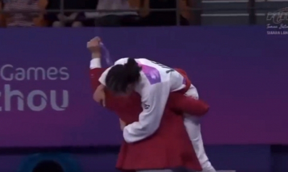 ASIAD: Võ sĩ Việt Nam ngoạn mục hạ đối thủ Thái Lan, thầy trò vỡ òa ăn mừng huy chương