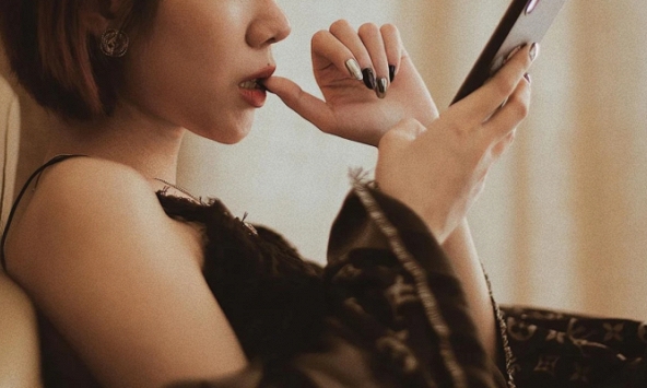 Cô vợ dứt khoát đòi ly hôn vì một 'bí mật' trong điện thoại của chồng