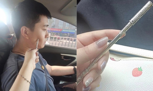 Chất vấn bạn trai vì 'vật thể lạ' trong ô tô, cô gái nhận được câu trả lời 'tự vả'