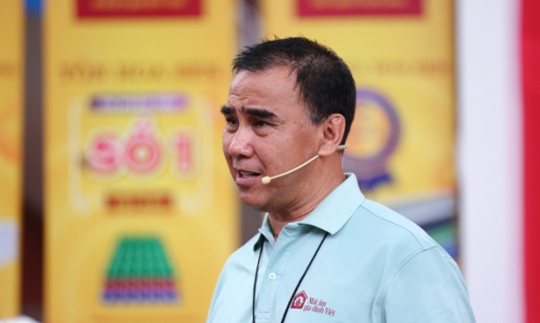 MC Quyền Linh: Phải đi quay hình giữa nắng 40 độ không dám nghỉ, tự bỏ tiền túi cho hoàn cảnh khó khăn