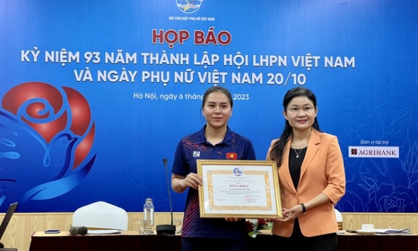 Trao bằng khen cho nữ xạ thủ xuất sắc giành vé tham dự Olympic 2024