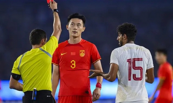 AFC ra quyết định nghiêm khắc, tuyển Trung Quốc mất “vũ khí bí mật” cao 1m93 cho trận đấu gặp tuyển Việt Nam