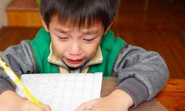 Cậu bé cấp 1 viết văn, ấm ức kể về 'một sai lầm của bố', nhưng ai đọc xong cũng phì cười nhận xét: Bị đòn không oan!