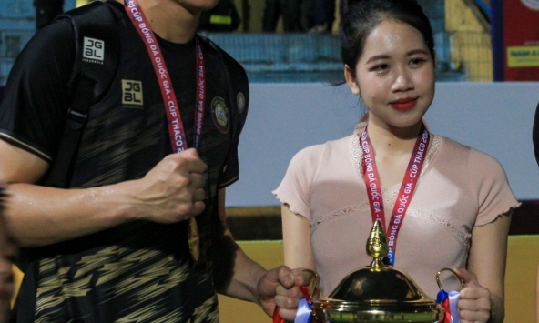 Cựu thủ môn U23 Việt Nam công khai bạn gái hơn tuổi làm tiếp viên hàng không 