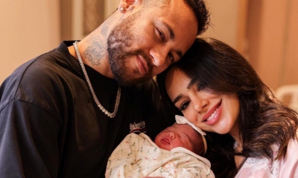 Siêu sao Neymar và bạn gái mĩ nhân đón con gái chào đời