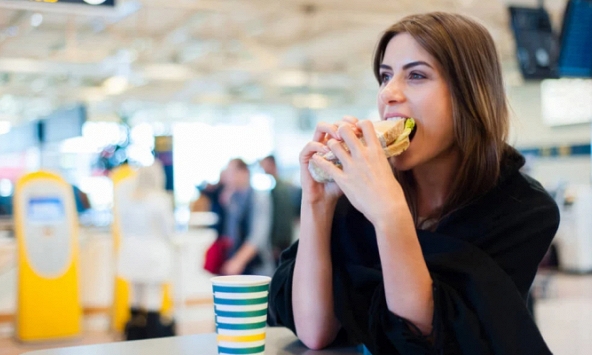 Trước khi lên máy bay không nên ăn gì? Có một thứ vô cùng quen thuộc mà nhiều người chủ quan