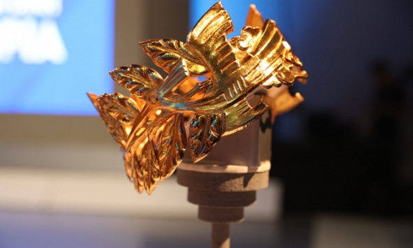 Zoom cậnh cảnh chiếc vòng nguyệt quế mạ vàng 24K dành riêng cho Quán quân Olympia 2023