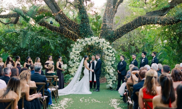 Đám cưới như tranh vẽ dưới tán cây cổ thụ của cặp đôi nên duyên trong... bệnh viện