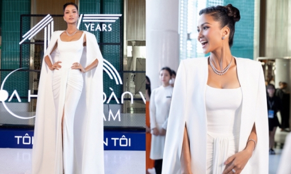 H'Hen Niê diện đầm trắng tôn thềm ngực gợi cảm, chiếm spotlight tại Hoa hậu Hoàn vũ Việt Nam 2023