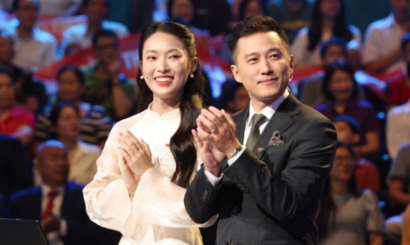 Năm ngoái bị chê 'dẫn nhạt' và nói vấp, MC Khánh Vy thể hiện thế nào tại Chung kết Olympia 2023?